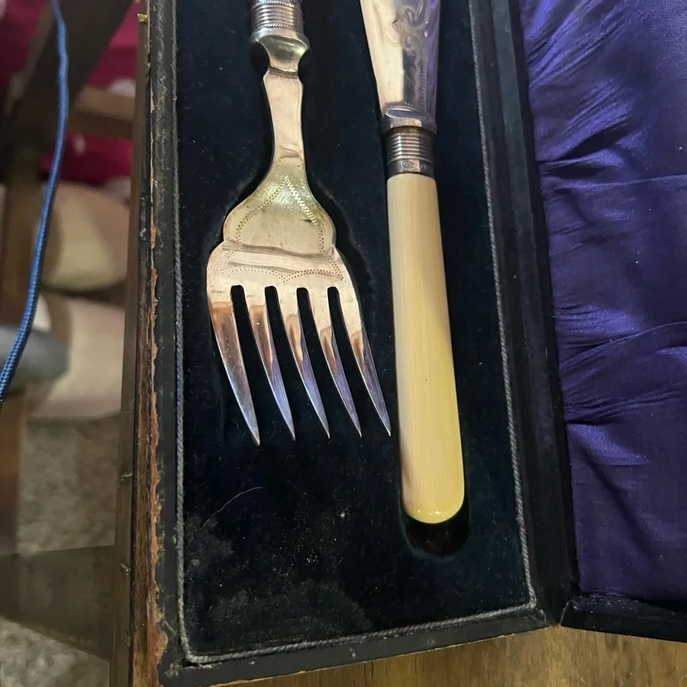 EPNS Vintage Fish Carving Set with Bakelite Cream Handles - Picture 6 of 9